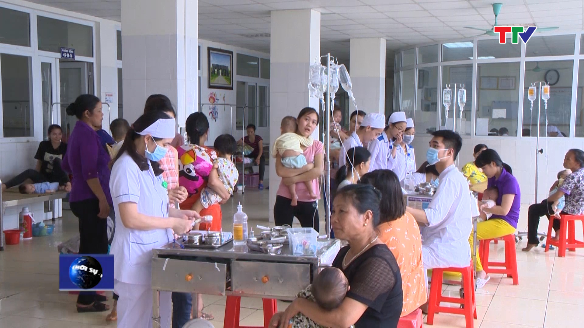 Trong buổi ngày 2/5, khu vực đón tiếp bệnh nhân, khu vực chờ khám bệnh của Bệnh viện Nhi Thanh Hóa liên tục trong tình trạng quá tải.