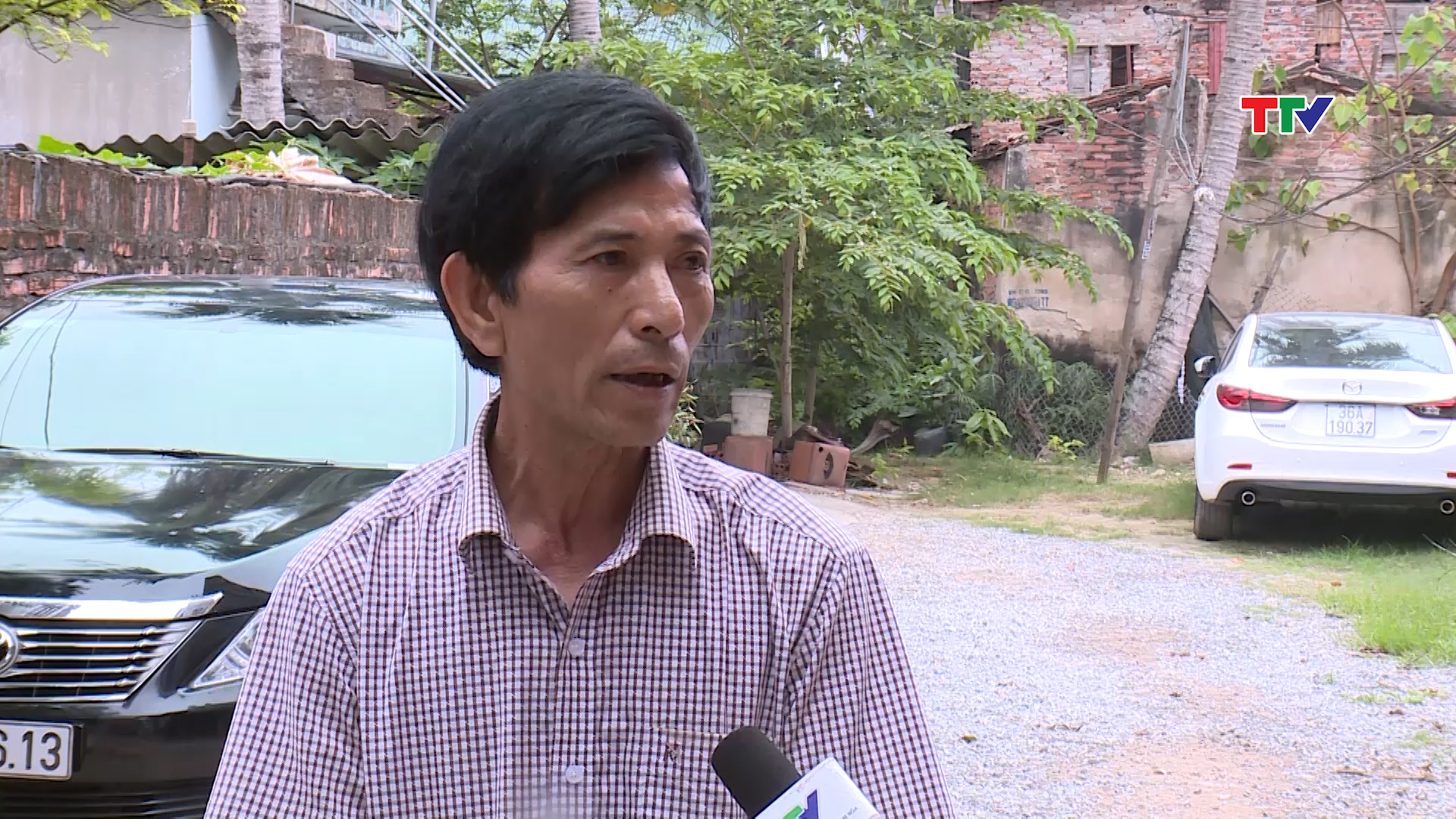 &Ocirc;ng L&ecirc; Ngọc Tiến Phố Quang Trung, phường Đ&ocirc;ng Hương, th&agrave;nh phố Thanh H&oacute;a, kiến nghị:  "Đề nghị UBND phường Đ&ocirc;ng Hương c&oacute; phương &aacute;n giải quyết dứt điểm, giải tỏa c&ocirc;ng tr&igrave;nh của nh&agrave; &ocirc;ng Nguyễn Trọng Phong, x&acirc;y dựng ho&agrave;n chỉnh tuyến đường, trả lại mặt bằng khu d&acirc;n cư đồng bộ, sạch đẹp ".