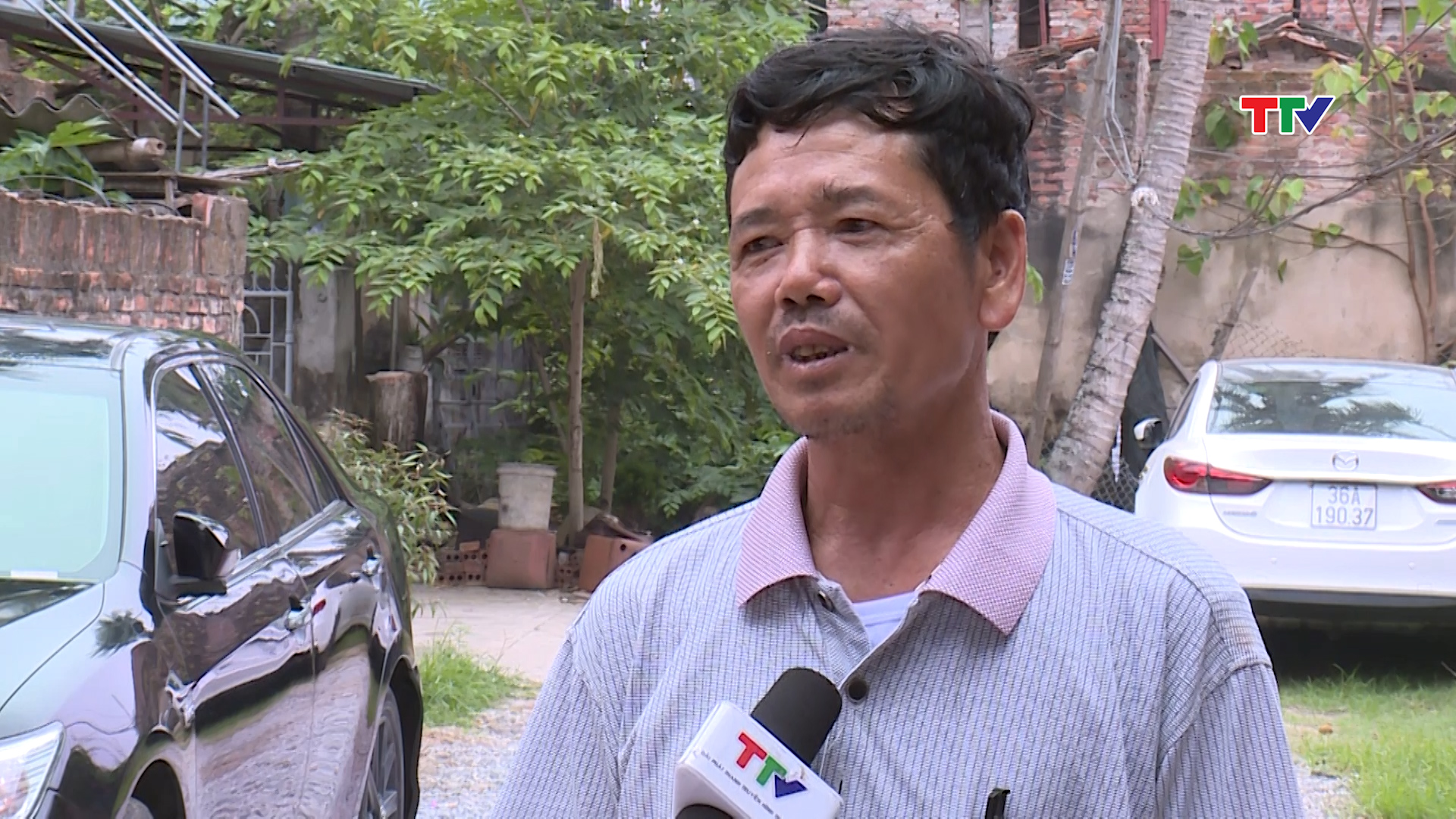 &Ocirc;ng Nguyễn Trọng Lợi Phố Quang Trung, phường Đ&ocirc;ng Hương, th&agrave;nh phố Thanh H&oacute;a, n&oacute;i:  "Đề nghị UBND phường Đ&ocirc;ng Hương nhiều lần nhưng lần n&agrave;o hỏi phường cũng đều trả lời phương đang lập c&aacute;c b&agrave;n ng&agrave;nh để giải quyết. Đến nay t&igrave;nh trạng vẫn như cũ, kh&ocirc;ng thấy chuyển biến g&igrave; ".