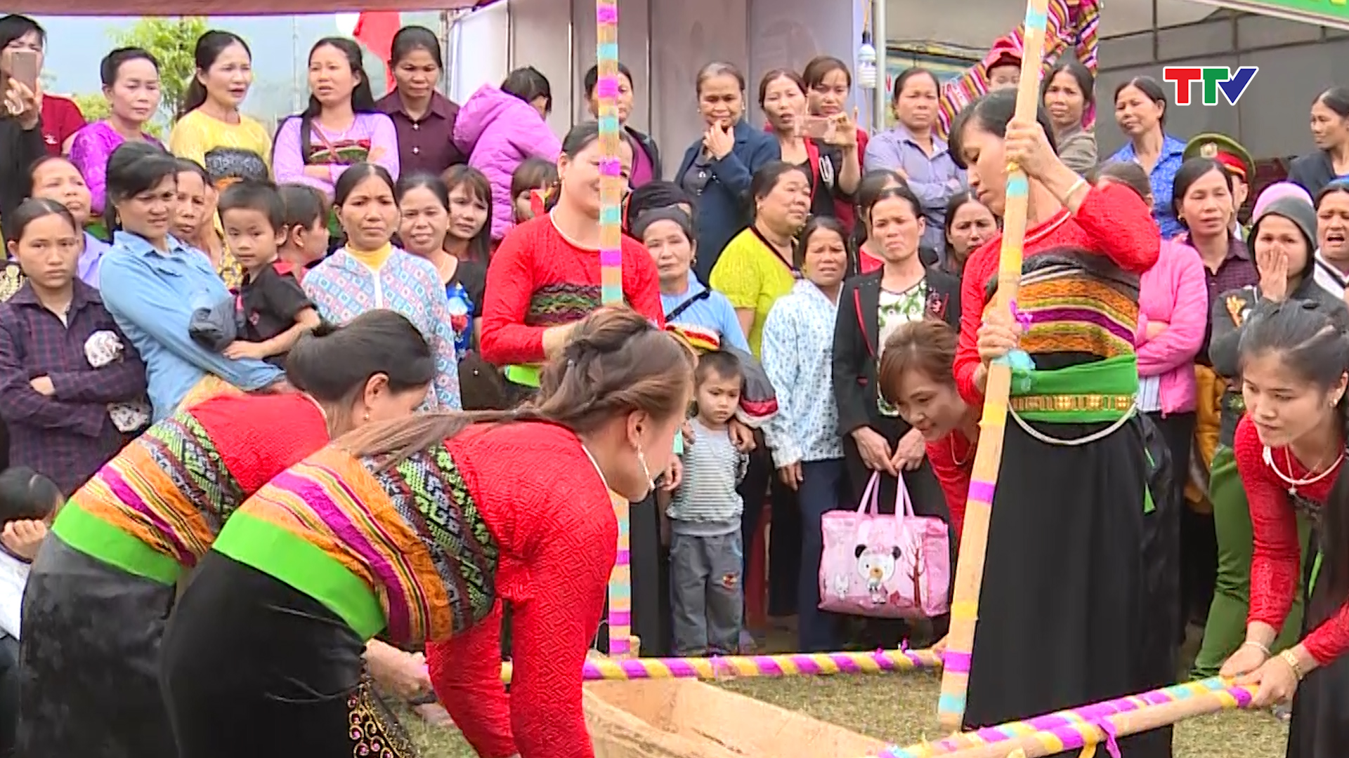 Khua Luống bắt nguồn từ công việc giã gạo của phụ nữ Thái. 