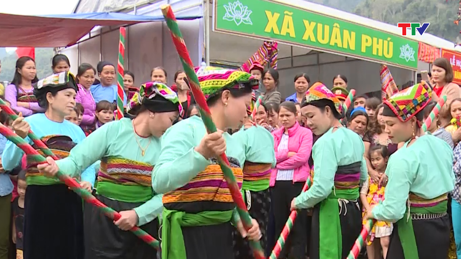 Tham gia Khua Luống thường là phụ nữ với số lượng từ 10 người trở lên.