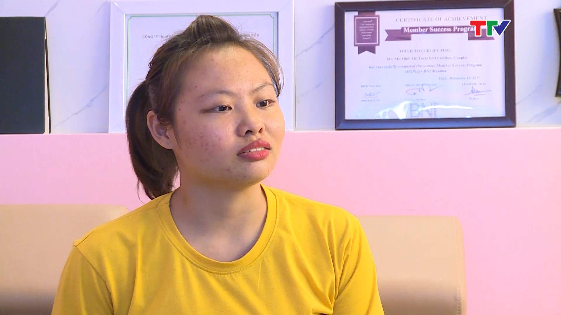 Chị Vũ Thị Nam - X&atilde; Xu&acirc;n Ch&acirc;u, huyện Thọ Xu&acirc;n: T&ocirc;i thấy quảng c&aacute;o hiệu quả, c&oacute; ship cod tiện dụng n&ecirc;n đ&atilde; mua sử dụng, ban đầu thấy hiệu quả, nhưng sau đ&oacute; da bắt đầu xuất hiện mụn trước đ&acirc;y kh&ocirc;ng hề c&oacute;.