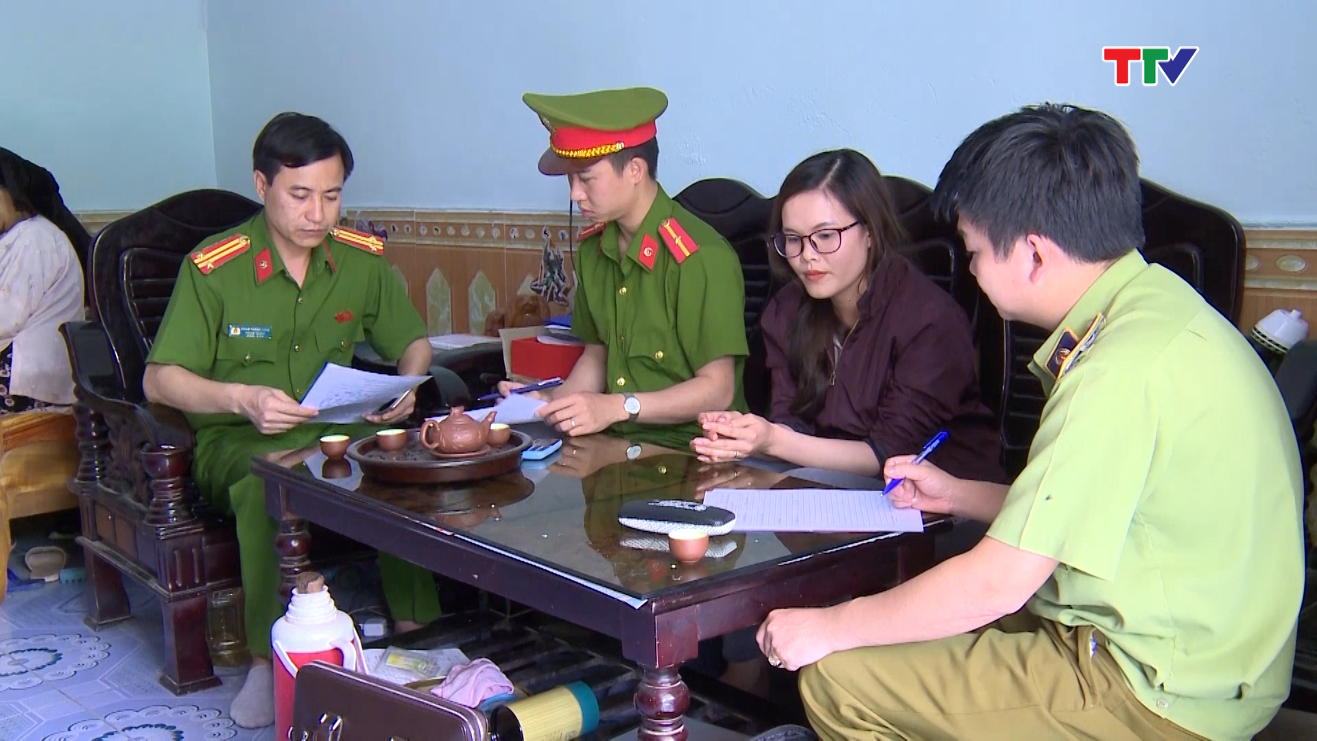 Đối tượng Trương Thị Sen, ở x&atilde; H&agrave; V&acirc;n, huyện H&agrave; Trung, đang sản xuất c&aacute;c sản phẩm son m&ocirc;i tr&aacute;i ph&aacute;p luật. 