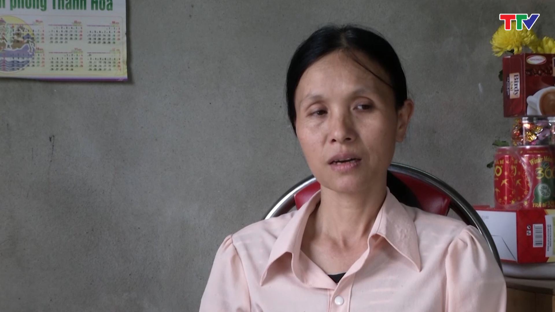 Chị Nguyễn Thị Liên - Phường Quảng Vinh, TP Sầm Sơn, tỉnh Thanh Hóa: Trước không có bàn ghế, cháu phải trải chiếu ngồi cái bàn con kê lên. Sau có bàn ghế rồi cháu có chỗ ngồi học. 