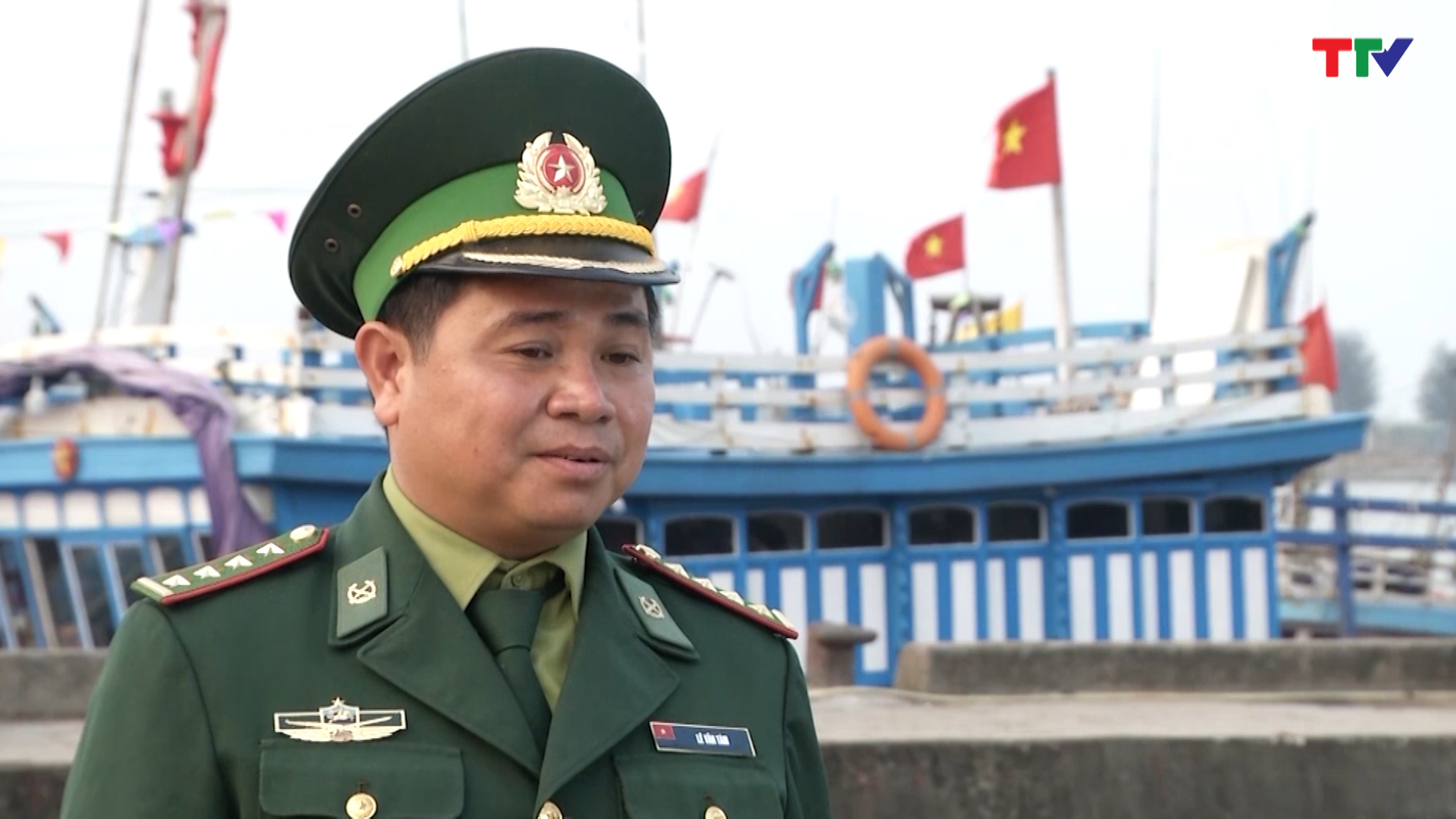 Đại úy Lê Văn Tám - Trạm trưởng Trạm KSBP Quảng Cư, Đồn BP Sầm Sơn: Chúng tôi thường xuyên triển khai công tác, tuyên truyền, vận động bà con nhân dân tuân thủ chính sách của Đảng, của Nhà nước khi ra khơi phải đầy đủ các trang thiết bị.