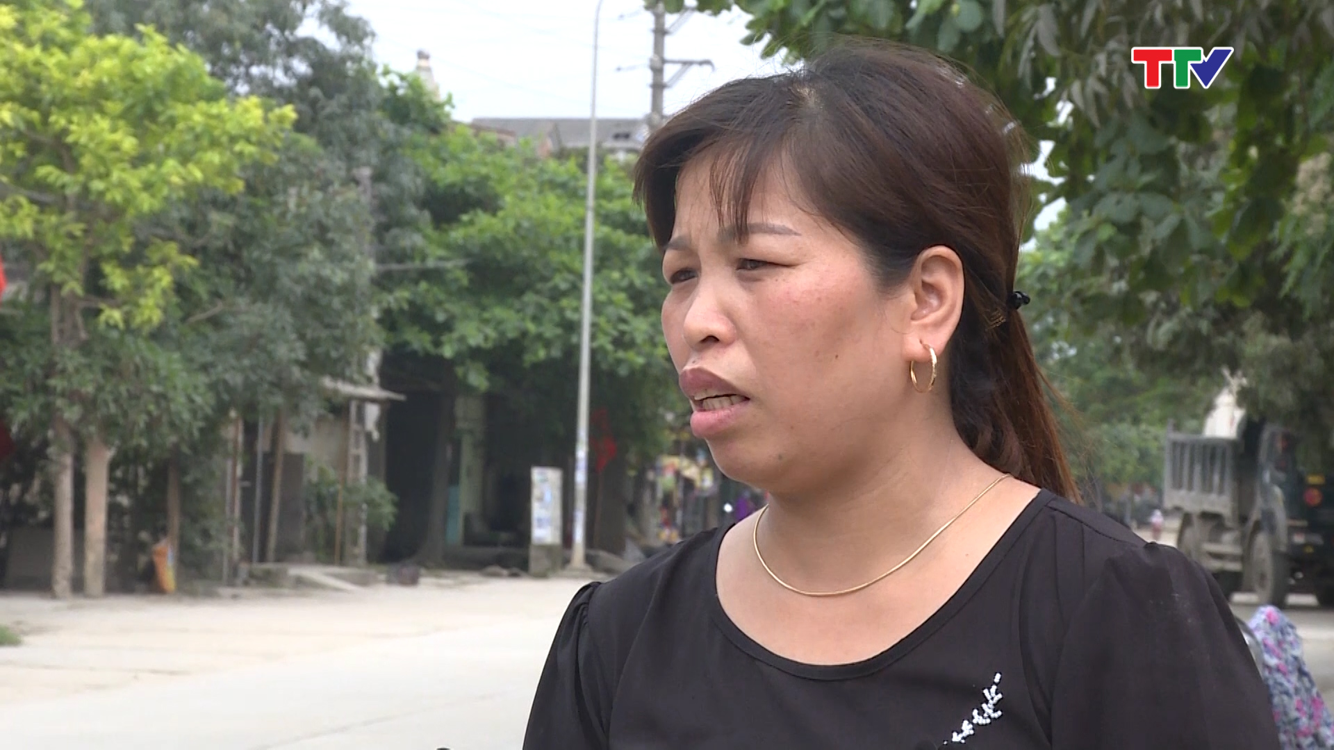 Chị Vũ Thị Yến - phường Lam Sơn, thị xã Bỉm Sơn: Hoạt động của các cô các bác trong câu lạc bộ vô cùng ý nghĩa, không phải ai cũng làm được như vậy nên tôi cũng muốn mua chút quả để ủng hộ cho hoạt động của CLB.