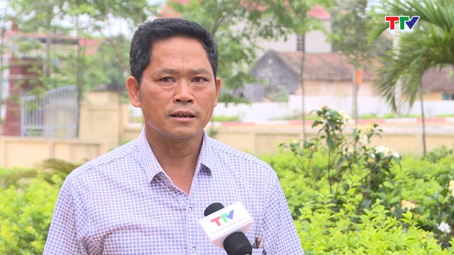 Ông Lê Như Tuân - Chủ tịch UBND xã Đông Hoàng, huyện Đông Sơn: Tôi thấy cửa hàng thực phẩm sạch rất hiệu quả, một là tiêu thụ liên kết được với các trang trại sản xuất ra sản phẩm, 2 là địa chỉ tin cậy cho bà con. Từ đó chúng tôi đang tuyên truyền mở rộng cửa hàng, tuyên truyền cho bà con ý nghĩa thực phẩm sạch đối với sức khỏe.