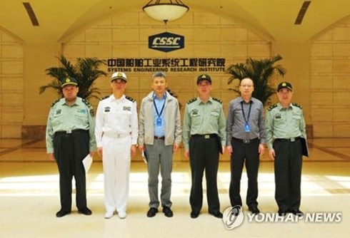 Ông Mao Tân Vũ (ngoài cùng bên trái) trong chuyến thăm công ty đóng tàu Trung Quốc ngày 4/5 (Ảnh: Yonhap)