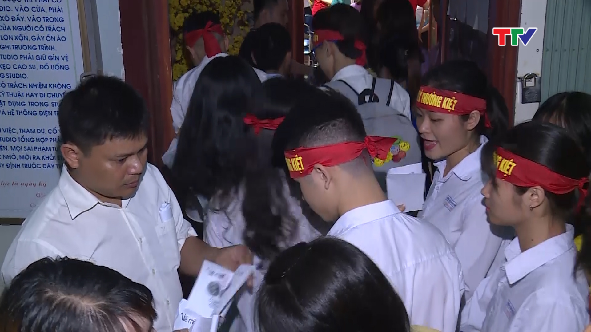 Nhu cầu đi xem rất lớn, nên các trường đã phải tổ chức cho học sinh toàn trường thi đua học tập, rèn luyện để được chọn làm cổ động viên cho thí sinh của trường mình.