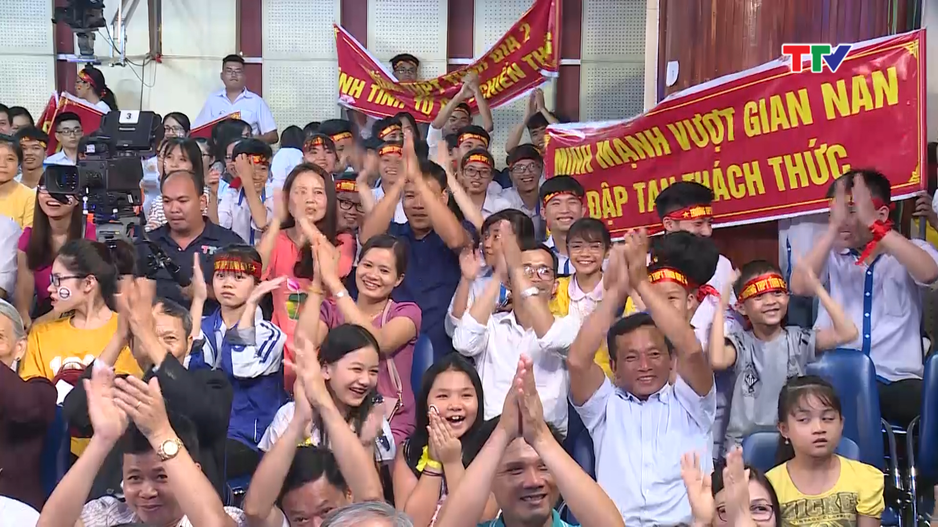 Sự cổ vũ nồng nhiệt của đông đảo khán giả đã giúp 4 thí sinh tự tin thi tài và đem đến một cuộc đấu hấp dẫn