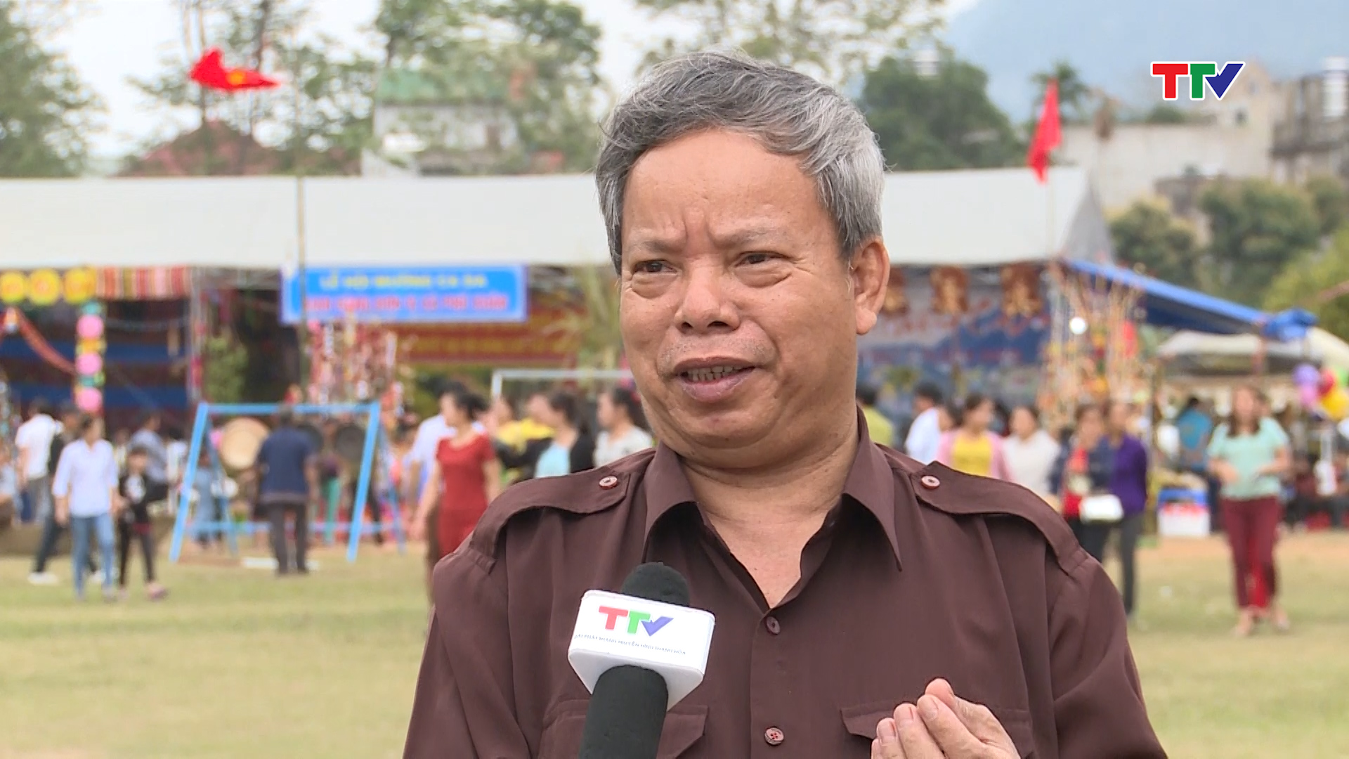 Ông Hà Văn Thương Nhà nghiên cứu văn hóa dân tộc Thái, cho biết:  "Để tỏ lòng kính trọng với các vị thần linh và những ai có công xây dựng bản mường thì người ta tìm con vật to nhất, trong đó tốt nhất là con trâu trắngXín Mường có một ý nghĩa rất sâu xa, đó là: Tập hợp đoàn kết nhân dân trong mường cùng chung vui trong một lễ hội. Từ đó, mọi người cùng tìm hiểu, học tập nhau cách làm ăn, cách tổ chức cuộc sống và cuộc thi hát khặp để bày tỏ tình cảm của mình đối với lễ hội ".