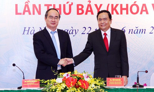 Ông Trần Thanh Mẫn (phải) - Chủ tịch UB Trung ương MTTQ Việt Nam được bầu làm Bí thư Trung ương Đảng, cùng với ông Trần Cẩm Tú.