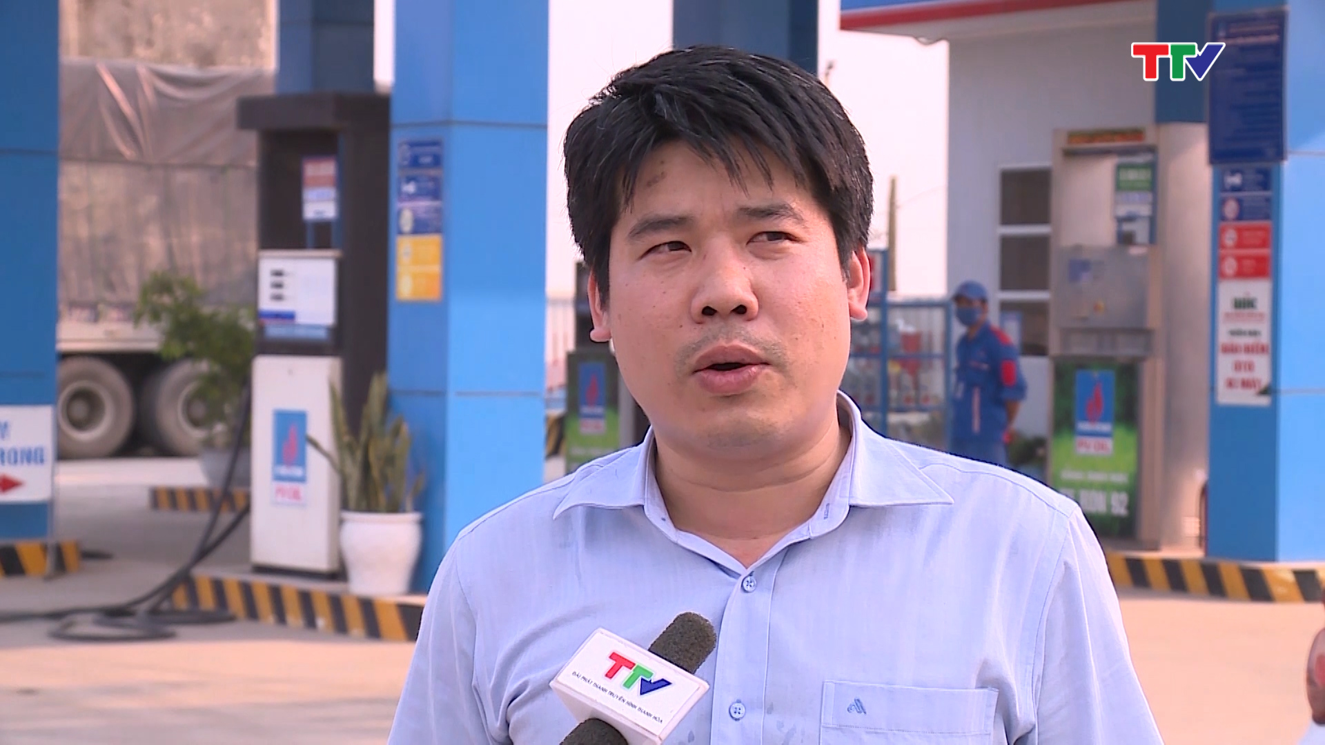 Ông Lê Bá Hòa - Trưởng phòng Kinh doanh PVOil Thanh Hóa: Sản lượng xăng e5 bán ra tăng đều theo từng tháng, từ tháng 1 đến tháng 4 tăng 100% từ hơn 2000 khối lên 4000 khối, hiện tại Pvoil có chính sách tuyên truyền kích thích bán xăng e5, cái chiết khấu bán hàng xăng e5 cạnh tranh hơn so với mặt hàng xăng thông thường khác.