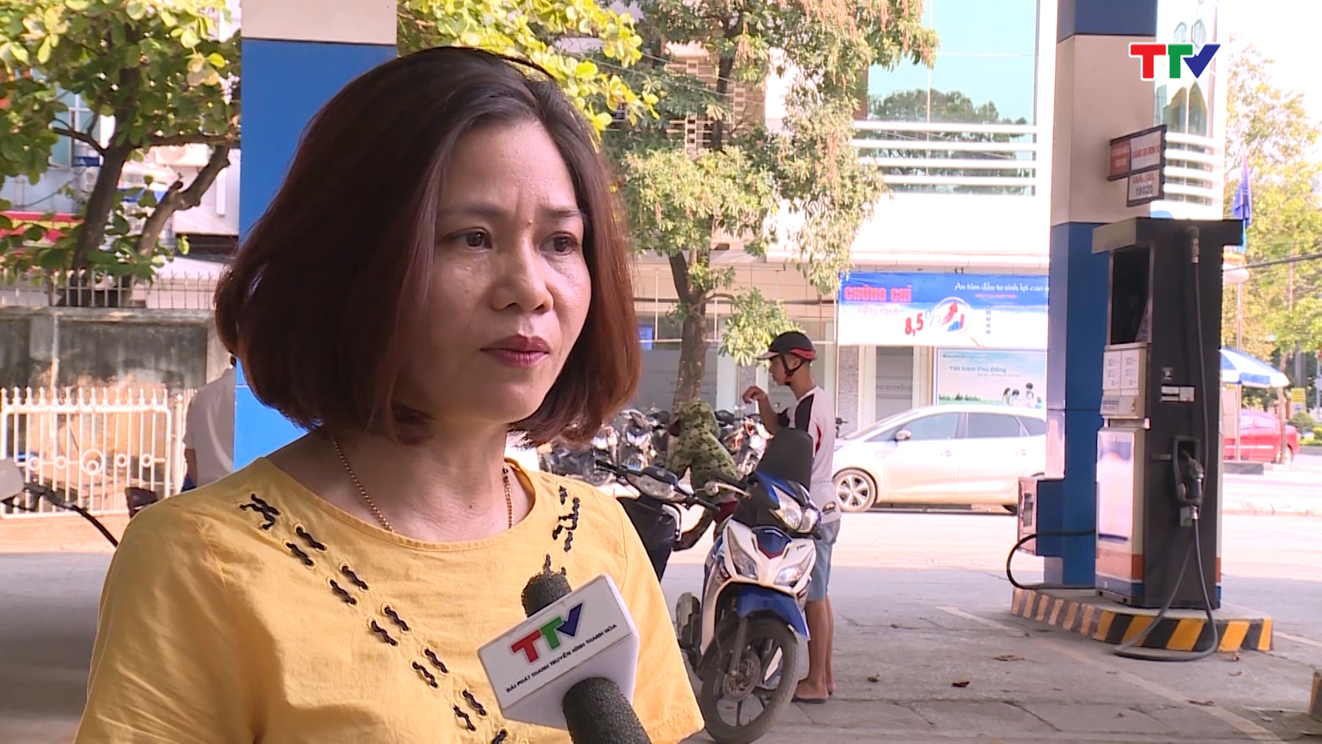 Bà Nguyễn Thị Hồng Huệ - Cửa hàng trưởng cửa hàng xăng dầu Trường Thi, thành phố Thanh Hóa: Người tiêu dùng đã tiếp cận, được thực nghiệm, đi thử, đối với khách hàng không có phàn nàn gì hoặc có vấn đề kỹ thuật gì với xăng, khách hàng đã tin tưởng dùng e5.