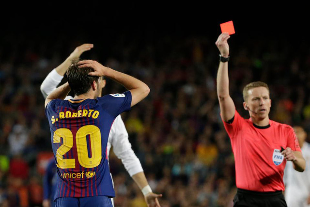 Sergi Roberto bị cấm thi đấu 4 trận sau hành vi đánh nguội với Marcelo