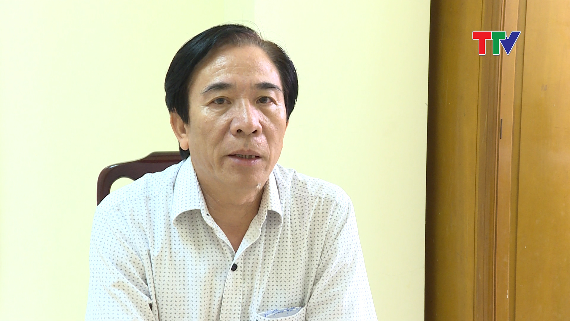 Tiến sỹ ngôn ngữ Cao Xuân Hải - Đại học Hồng Đức: Mặt không tốt của việc lạm dụng tiếng nước ngoài trong biển hiệu quảng cáo sẽ làm nhẹ tiếng Việt, văn hóa Việt, sùng ngoại, kệch cỡm, có thể viết sai, viết ẩu, sâu xa hơn có thể làm ảnh hưởng xấu đến hình ảnh đất nước và con người Việt.