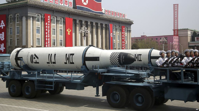 Vũ khí Triều Tiên trong lễ duyệt binh tại Bình Nhưỡng (Ảnh: Reuters)