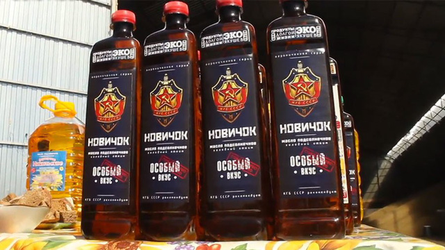 Một loại dầu ăn với nhãn hiệu Novichok được bán trong các siêu thị Nga - Ảnh: TWITTER