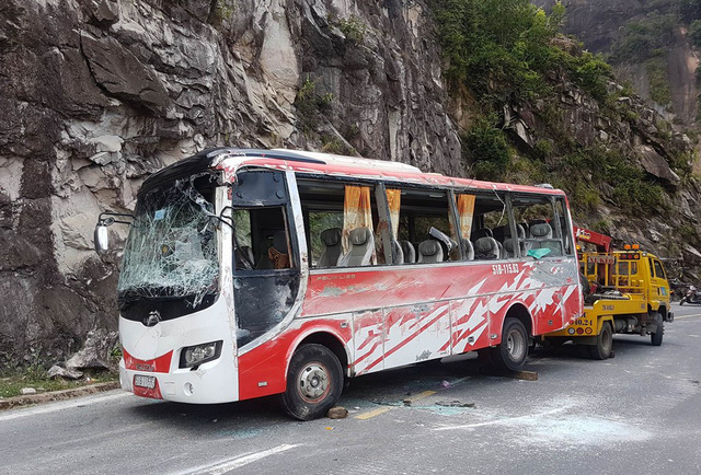 Chiếc xe khách chở 30 người đã được cứu hộ sau khi bất ngờ bị lật trên đèo Khánh Lê, Khánh Hòa