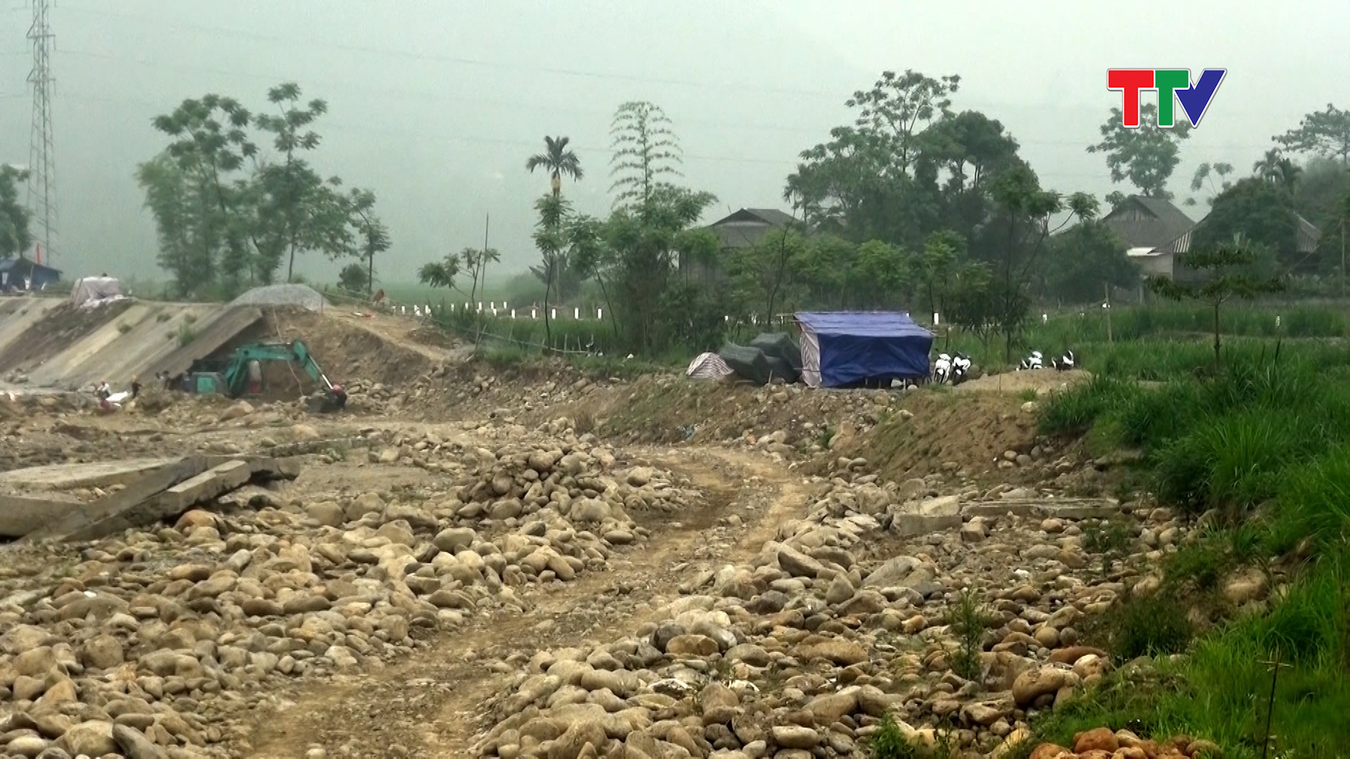 Do ảnh hưởng bởi mưa lớn vào cuối tháng 4, đầu tháng 5 năm nay, trên địa bàn thị xã Nghĩa Lộ, tỉnh Yên Bái đang xuất hiện các điểm sạt lở taluy dương