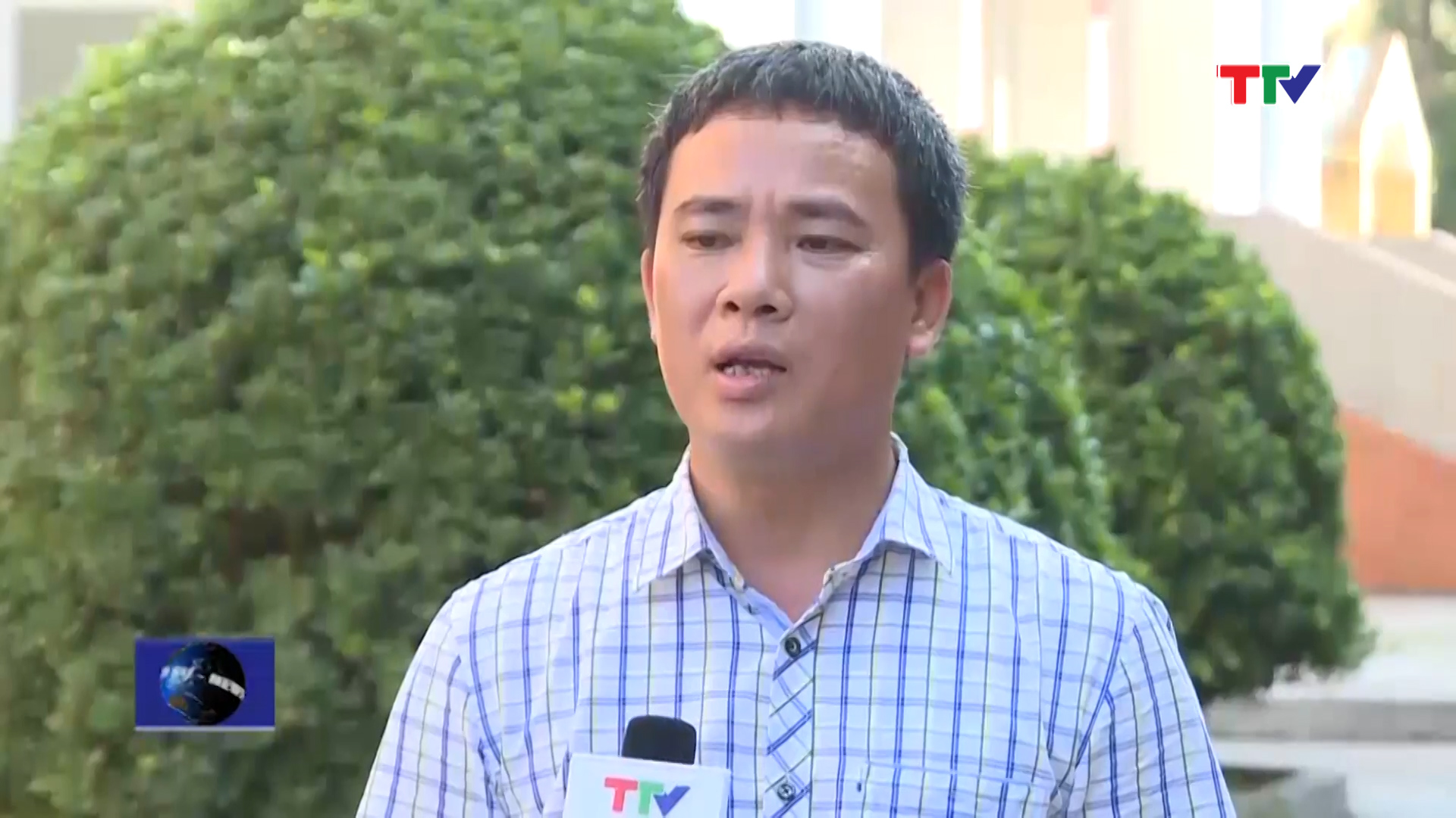  Tiến sỹ ngôn ngữ Cao Xuân Hải (Đại học Hồng Đức) cho biết:  &quot;Mặt không tốt của việc lạm dụng tiếng nước ngoài trong biển hiệu quảng cáo sẽ làm nhẹ tiếng Việt, văn hóa Việt, sùng ngoại, kệch cỡm, có thể viết sai, viết ẩu, sâu xa hơn có thể làm ảnh hưởng xấu đến hình ảnh đất nước và con người Việt &quot;