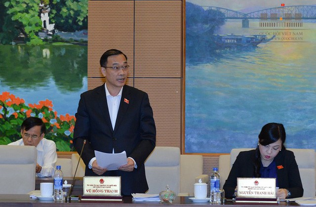 Chủ nhiệm UB Kinh tế Vũ Hồng Thanh đại diện cơ quan thẩm tra báo cáo của Chính phủ về tình hình kinh tế xã hội nửa đầu năm 2018