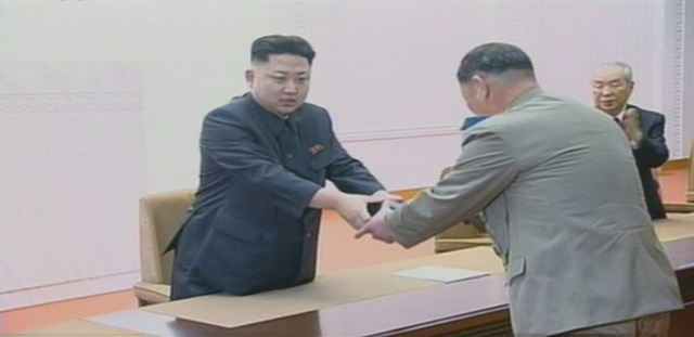 Nh&agrave; l&atilde;nh đạo Kim Jong-un trao qu&agrave; l&agrave; đồng hồ c&oacute; in t&ecirc;n cố l&atilde;nh đạo Kim Jong-il cho một nh&agrave; khoa học hạt nh&acirc;n hồi năm 2013 nhằm ghi nhận đ&oacute;ng g&oacute;p của nh&agrave; khoa học cho sự nghiệp bảo vệ an ninh quốc gia Triều Ti&ecirc;n (Ảnh: Korea Times)