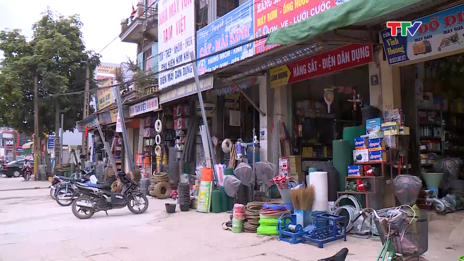 Huyện Triệu Sơn hiện có khoảng 3.600 hộ kinh doanh cá thể, trong đó có trên 800 hộ kinh doanh nộp thuế khoán có doanh thu đến mức nộp thuế, tức là trên 100 triệu đồng