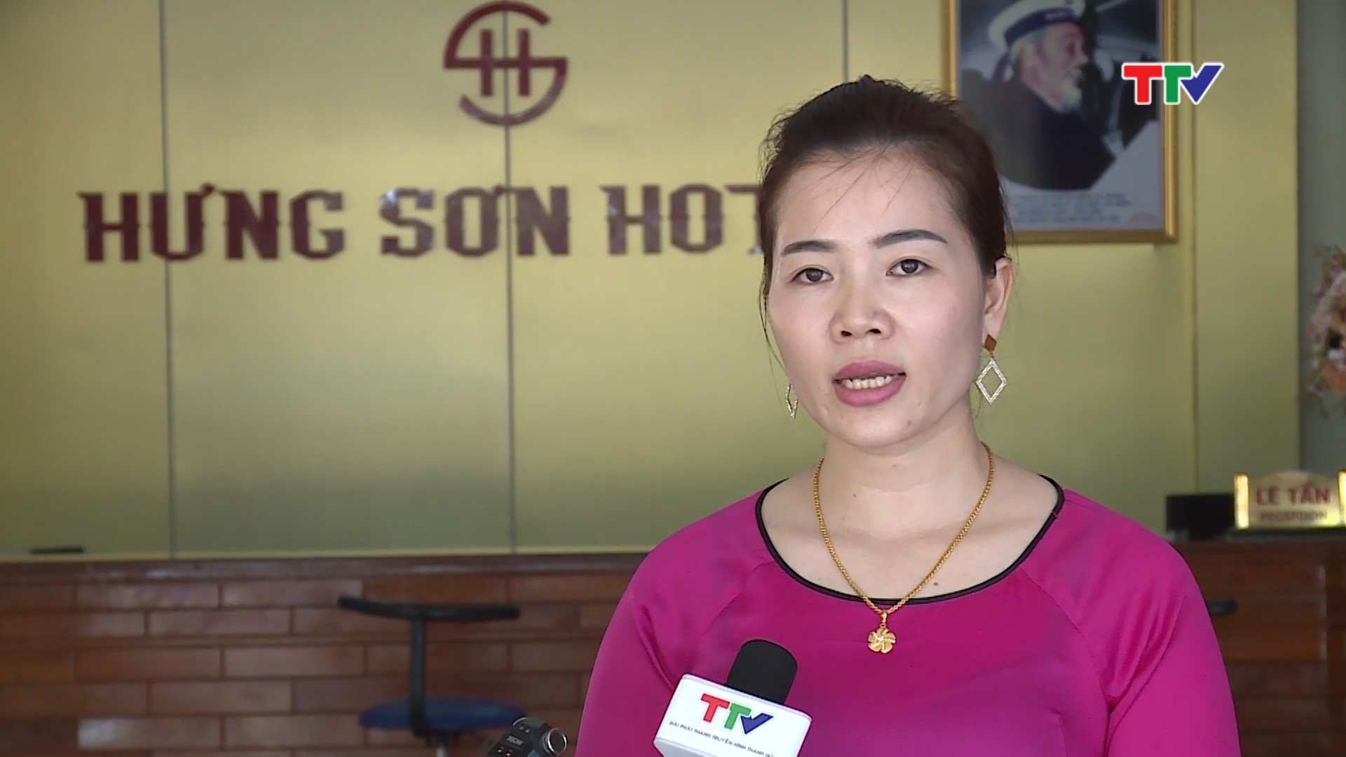 Chị Hoàng Thị Thúy Vân, Khách sạn Hưng Sơn – Khu du lịch biển Hải Hòa:  Du khách đến với Hải Hòa rất đông vào những tháng cao điểm như 6,7, và thường nếu không đặt phòng trước sẽ không còn phòng, Tuy nhiên, khách đến Hải Hòa lại rất phàn nàn về con đường vào đây, nhất là với những xe to 45 chỗ vào rất khó khăn, có khách nói với chúng tôi 5 năm tôi quay trở lại đây, con đường vẫn xấu như vậy.