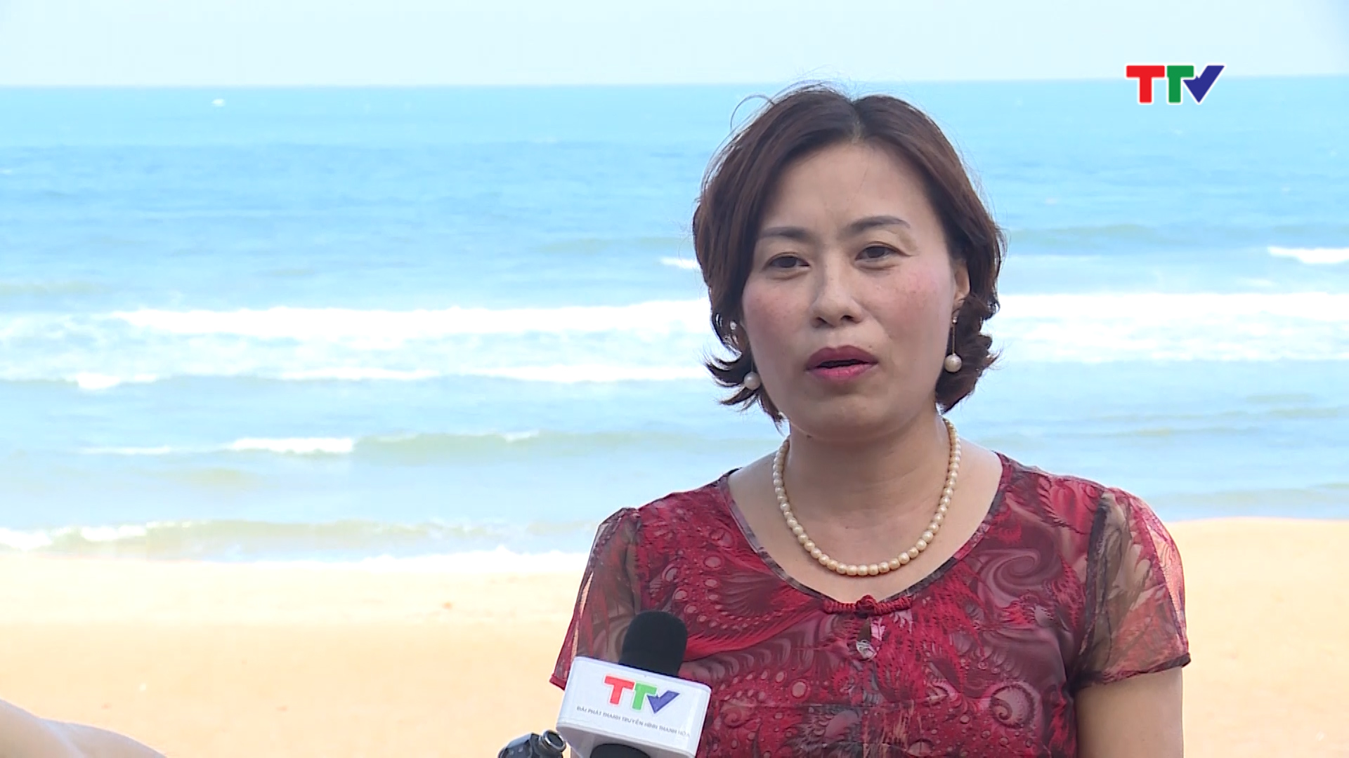 Chị Bùi Thị Huyền Thương , Du khách:  Theo tôi để Bãi Đông thu hút du khách hơn thì dịch vụ phải tốt hơn, cần xây dựng quy mô gọn gàng và nhỏ xinh những vẫn giữ nguyên được cai thuẩn túy của biển.