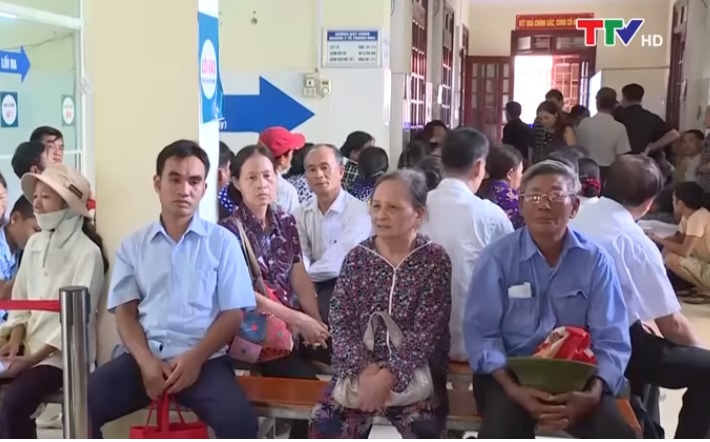 Hiện nay, số người cao tuổi đi khám và điều trị bệnh hằng tháng rất đông