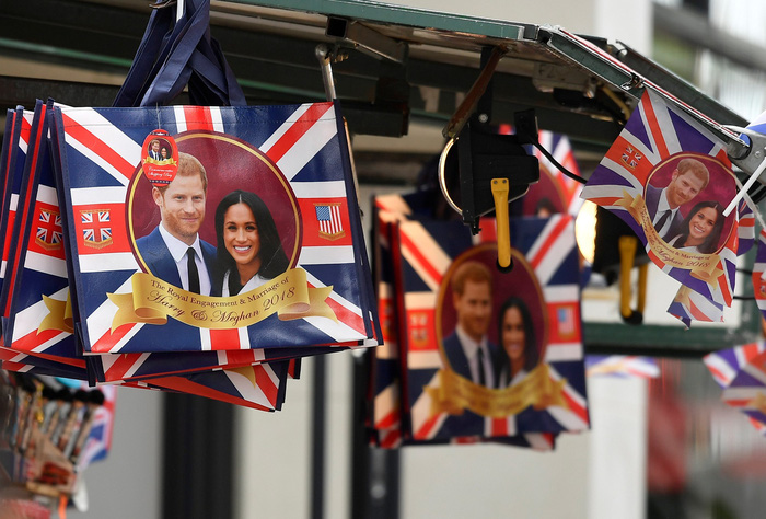 Quà lưu niệm được bày bán trên đường Oxford, London trước thềm lễ cưới hoàng gia giữa hoàng tử Harry và nữ diễn viên người Mỹ Meghan Markle vào thứ bảy tuần này (19-5) - Ảnh: Toby Melville/REUTERS