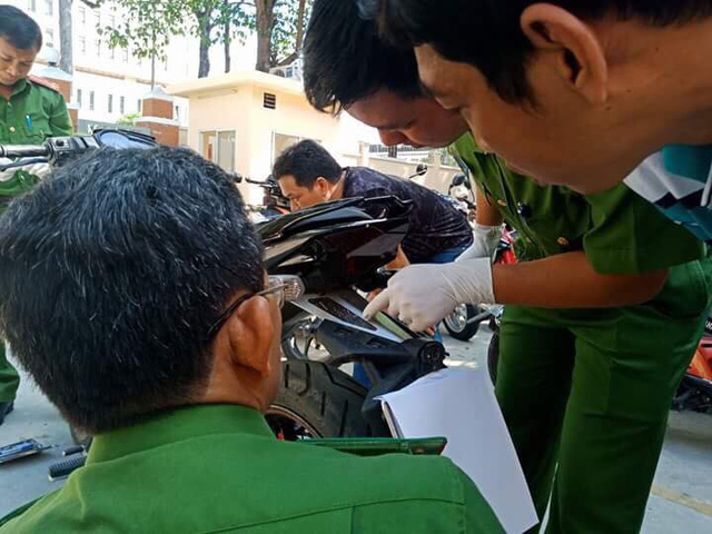 Lực lượng Công an khám xét chiếc xe máy mà các nghi can dùng làm phương tiện bỏ trốn sau khi gây án.