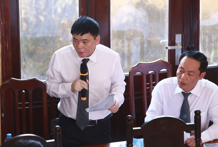 Luật sư Trần Vũ Hải (trái) bị hội đồng xét xử mời ra khỏi phòng xử