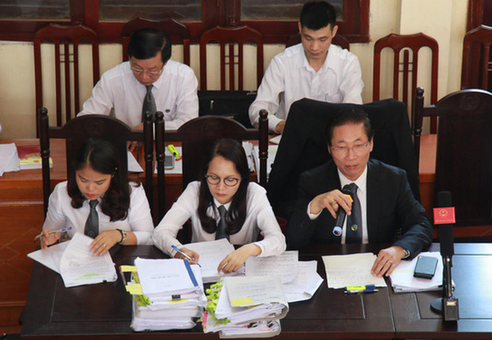 Các luật sư tham gia xét hỏi sáng 17-5 - Ảnh: DANH TRỌNG