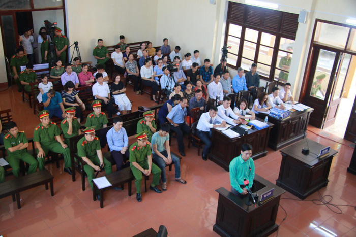 Toàn cảnh phiên xét xử sáng 17-5 vụ án 8 bệnh nhân chạy thận tử vong - Ảnh: DANH TRỌNG