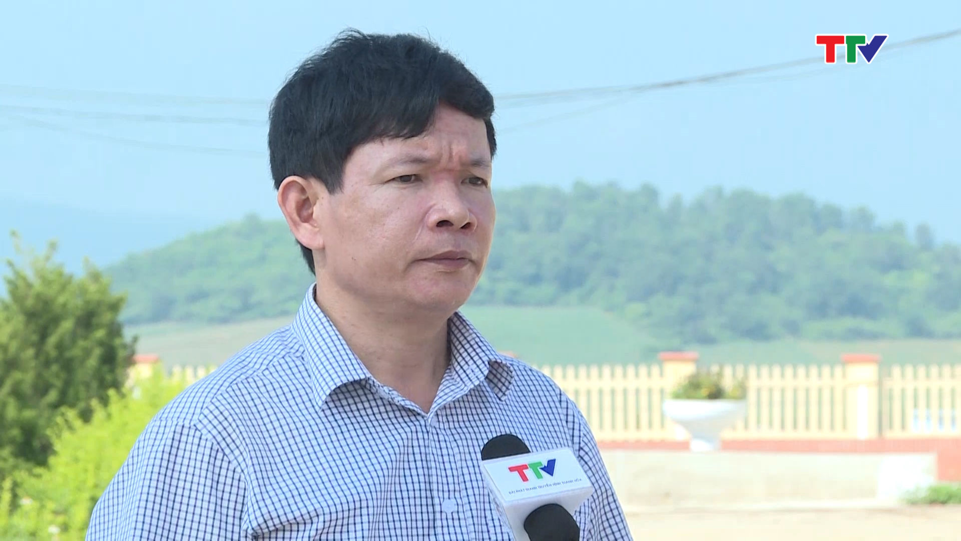 Ông Nguyễn Hữu Thành - Chủ tịch UBND xã Hà Long, huyện Hà Trung: Để có giải pháp thực hiện, chúng tôi đã tập trung chỉ đạo và khuyến cáo với người dân. áp dụng các biện pháp khoa học kỹ thuật để tổ chức sản xuất, đảm bảo sản lượng, chất lượng tiến tới chuẩn Viepgap. Trồng rải vụ và phân vụ, thu nhiều lần trong năm để hạn chế đuợc rủi ro.