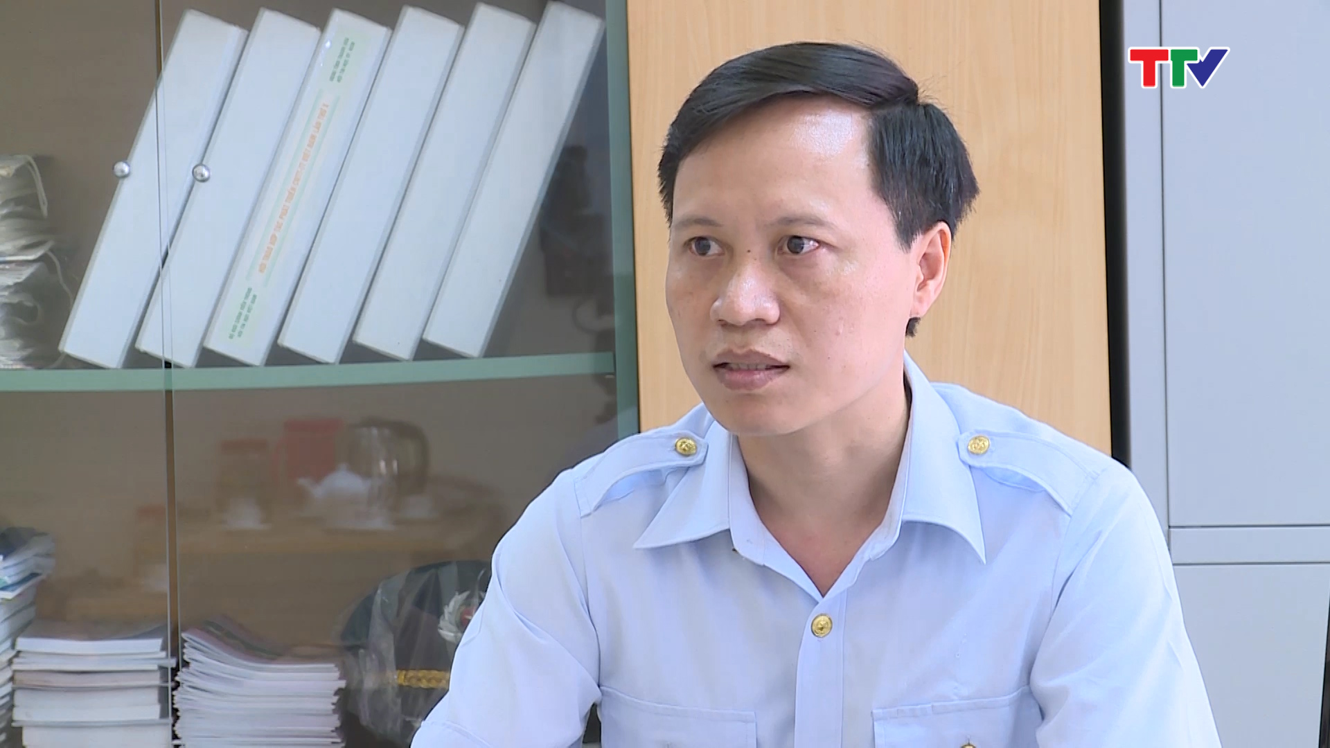 Ông Nguyễn Xuân Kiên - Phụ trách Thanh tra, Sở Thông tin và Truyền thông Thanh Hóa: Theo quy định của pháp luật Việt Nam, không chỉ người giả mạo, cắt ghép, chỉnh sửa những đoạn clip phải chịu trách nhiệm, mà bản thân người chia sẻ, lan truyền những clip này cũng sẽ bị phạt, nhẹ là phạt hành chính từ 5 triệu đến 100 triệu đồng, nặng là xử lý hình sự.