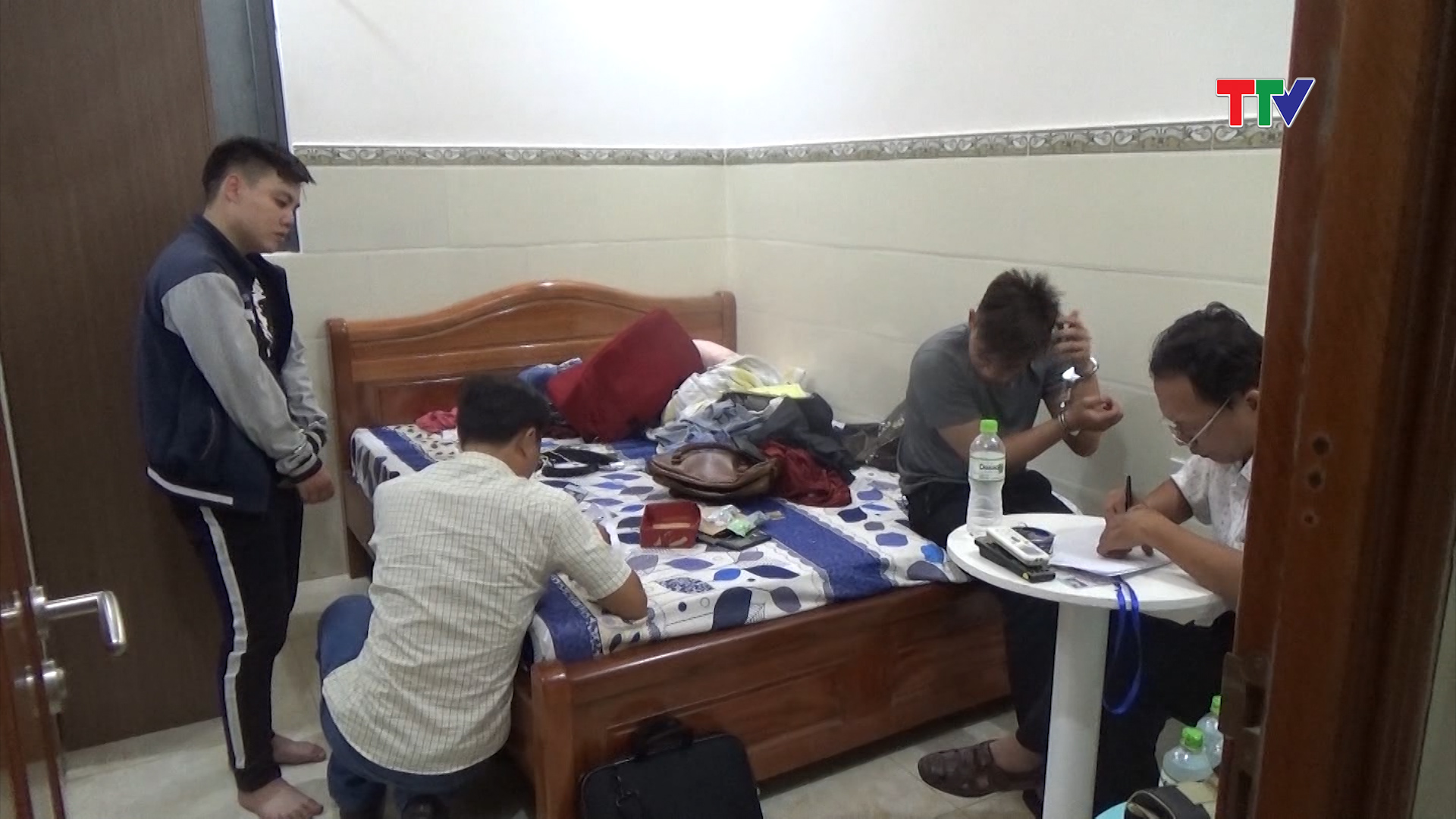 3 đối tượng bị bắt gồm: Nguyễn Hoàng Minh Dũng (22 tuổi, trú tại phường 5, quận Gò Vấp, TP Hồ Chí Minh), Lê Văn Hoàng Thịnh (23 tuổi, trú tại phường An Hải Đông, quận Sơn Trà, Đà Nẵng) và Đinh Công Tỉnh (trú tại phường An Khê, quận Thanh Khê, thành phố Đà Nẵng). 