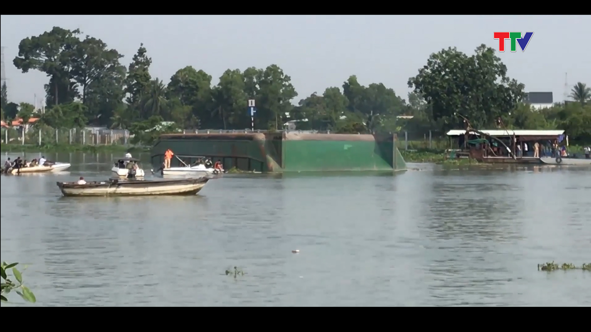 S&agrave; lan 500 tấn chở c&aacute;t tr&ecirc;n s&ocirc;ng Đồng Nai bị lật, 3 người mất t&iacute;ch.