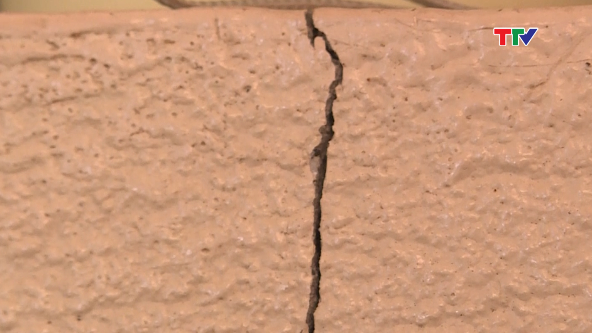 Cùng với sụt lún, trên tường nhà cũng xuất hiện chằng chịt các vết nứt có độ dài khác nhau