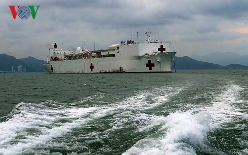 Tàu Bệnh viện USNS Mercy đang neo đậu tại vịnh Nha Trang.