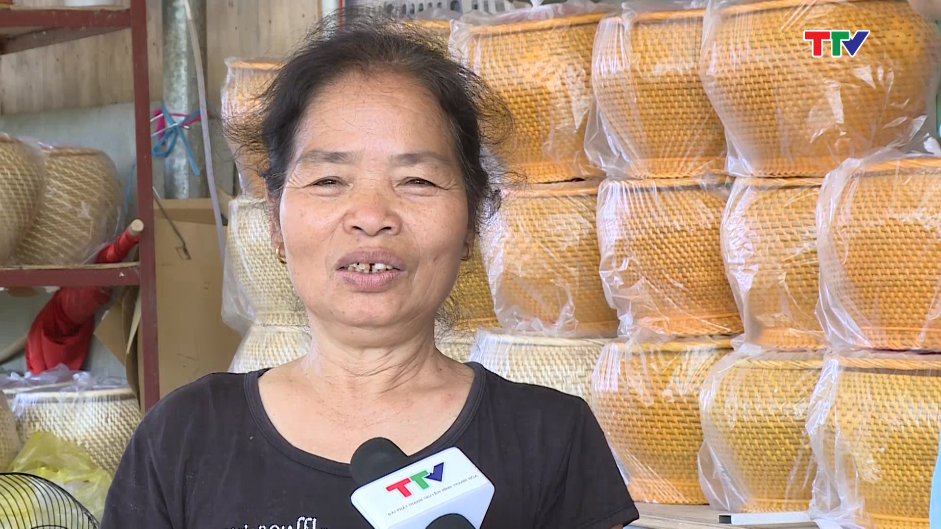 B&agrave; L&ecirc; Thị Dung - Hội vi&ecirc;n Hợp t&aacute;c x&atilde; thủ c&ocirc;ng mỹ nghệ T&acirc;n Thọ, huyện N&ocirc;ng Cống: L&agrave;m ở đ&acirc;y l&uacute;c n&ocirc;ng nh&agrave;n, c&ocirc;ng việc v&agrave; thu nhập ổn định, những người khuyết tật cũng được HTX nhận dạy nghề v&agrave; tạo việc l&agrave;m ổn định như ch&uacute;ng t&ocirc;i.