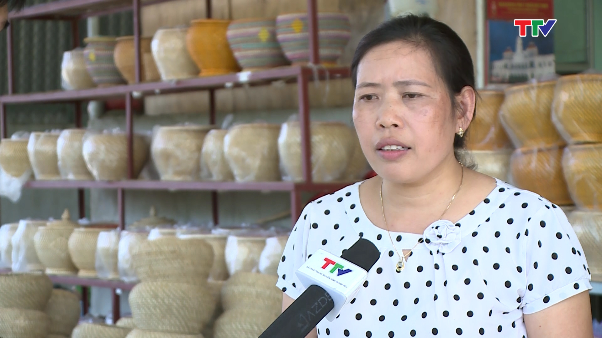 B&agrave; Nguyễn Thị Thắm - Gi&aacute;m đốc Hợp t&aacute;c x&atilde; thủ c&ocirc;ng mỹ nghệ T&acirc;n Thọ, huyện N&ocirc;ng Cống: Ch&uacute;ng t&ocirc;i c&oacute; rất nhiều loại sản phẩm v&agrave; chia ở nhiều c&ocirc;ng đoạn kh&aacute;c nhau, ai khả năng đến đ&acirc;u ch&uacute;ng t&ocirc;i bố tr&iacute; c&ocirc;ng việc ở đ&oacute;, đối với những đối tượng khuyết tật th&igrave; b&oacute; tr&iacute; họ l&agrave;m ở những kh&acirc;u đơn giản, thu mua sản phẩm, động vi&ecirc;n họ tham gia sản xuất.