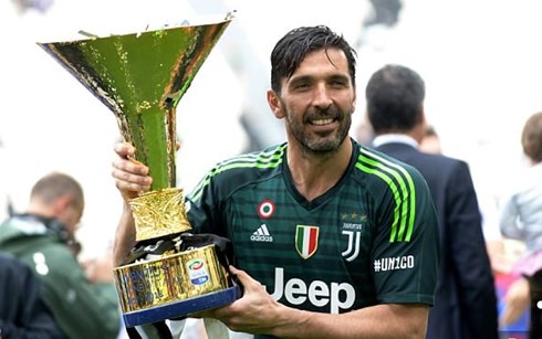 Buffon đ&atilde; đặt một ch&acirc;n đến PSG. (Ảnh: Getty)