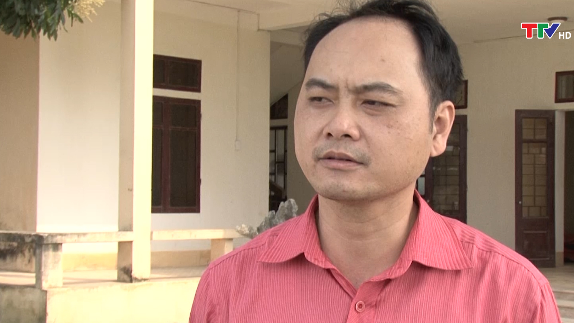 Ông Nguyễn Thanh Hùng - Thư ký dự án khoa học trong Công ty Phú Gia: Chúng tôi cam kết rõ ràng trong hợp đồng kinh tế, ổn định giá, nếu giá thành dưới 60 chúng tôi cũng đã bù lỗ. Chúng tôi cam kết tiêu thụ với giá 60. Nếu đơn vị nào không bán chúng đến thu mua cung cấp cho các đơn vị khác. giá cao hơn tùy bà con lựa chọn.