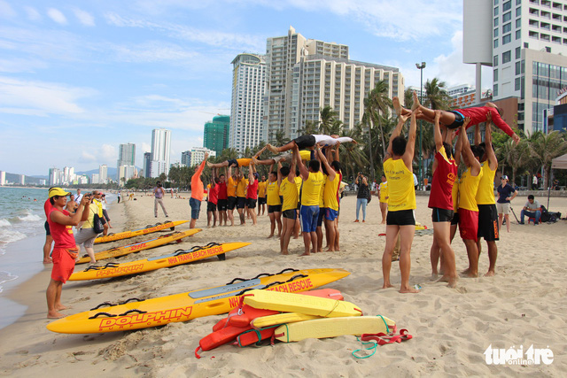 Đội cứu hộ tập dượt các bước cơ bản trước khi xuống nươc - Ảnh: T.THỊNH