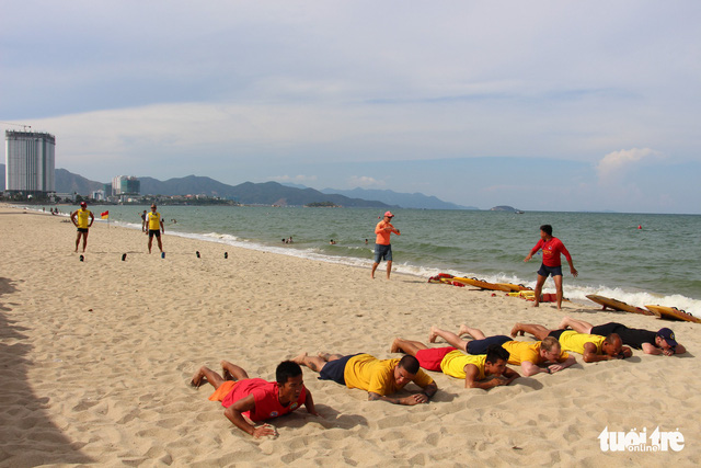 Trò chơi nâng cao thể lực của đội cứu hộ - Ảnh: T.THỊNH