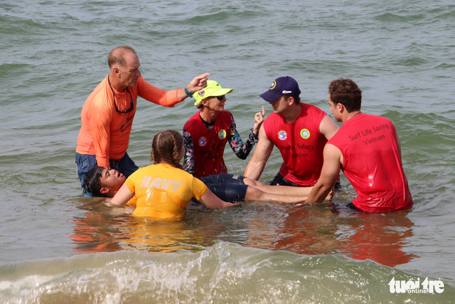 Đưa người gặp nạn lên bờ - Ảnh: T.THỊNH