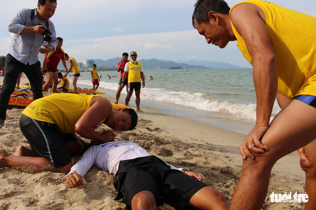Sơ cứu nạn nhân đuối nước khi đưa lên bờ - Ảnh: T.THỊNH